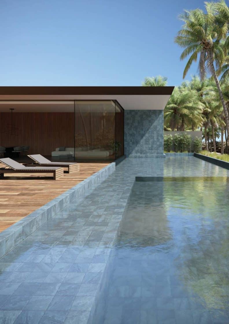 Choosing the Right Pool Tile: A Comprehensive Guide 2 Área externa com espreguiçadeira e piscina de dois níveis.