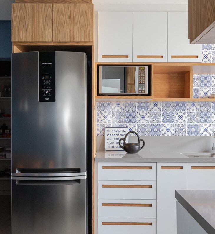 Azulejo português como elemento decorativo em cozinha.