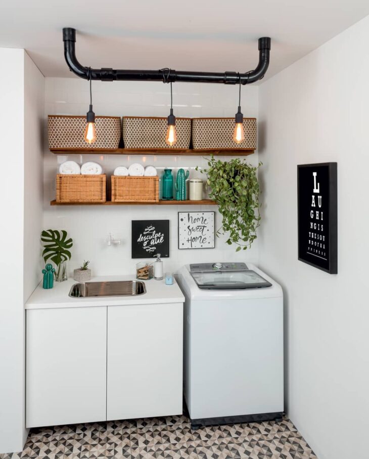 Practical Tips and Solutions for a Functional Laundry Room 5 Aproveitamento do espaço com armários e bancada em uma área de serviço organizada.