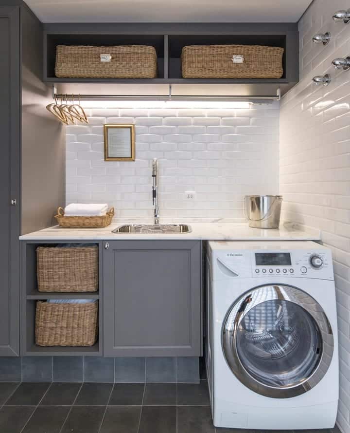 Practical Tips and Solutions for a Functional Laundry Room 7 Varal embutido e prateleiras em uma área de serviço elegante.