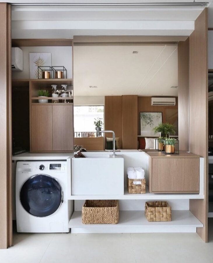 Practical Tips and Solutions for a Functional Laundry Room 10 Área de serviço clara e arejada, maximizando a luz natural.