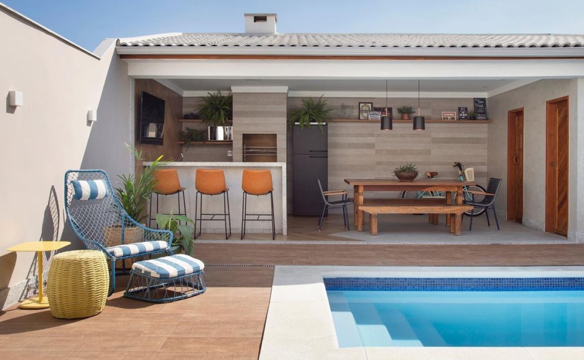 Área gourmet com piscina, espaço aconchegante para interação familiar.