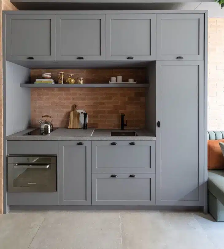 70 Gray Kitchen Cabinet Options for a Sophisticated Organization 5 Modelo de armário de cozinha cinza com design elegante.