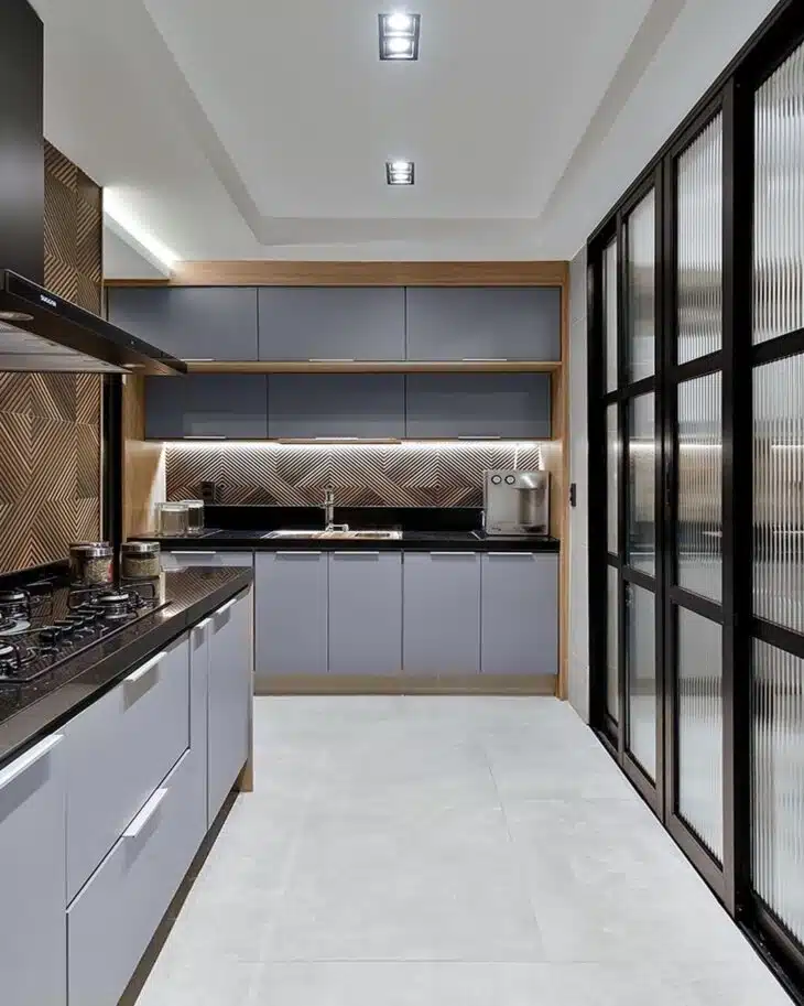 70 Gray Kitchen Cabinet Options for a Sophisticated Organization 7 Armário de cozinha cinza em tom neutro que combina com diferentes decorações.