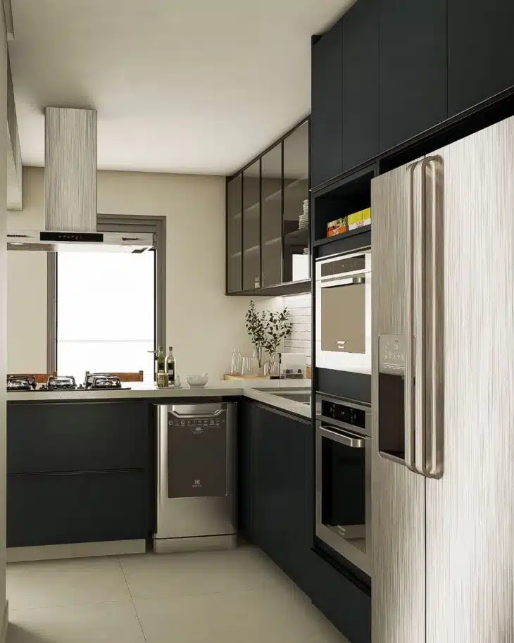 70 Gray Kitchen Cabinet Options for a Sophisticated Organization 2 Exemplo de armário cinza espelhado trazendo modernidade.