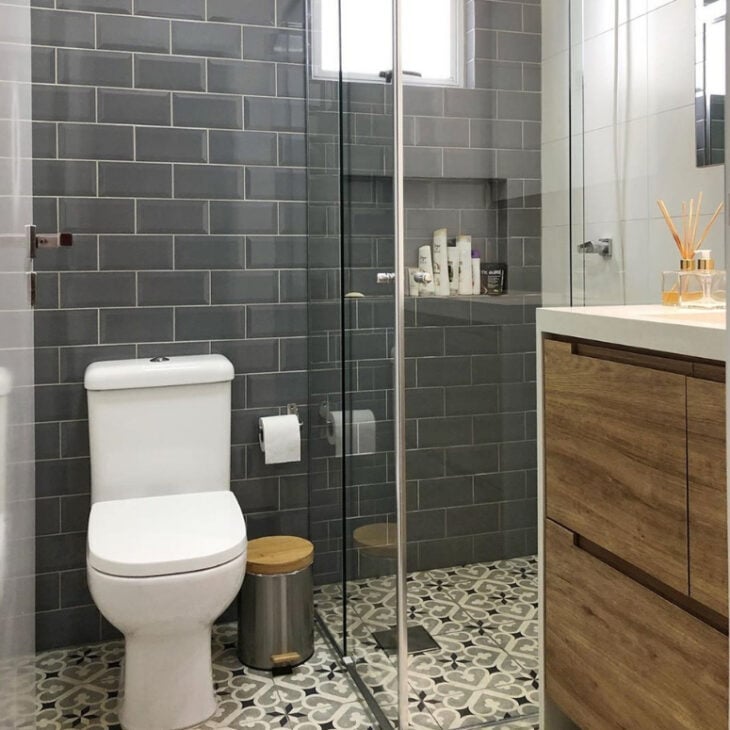 Gray Bathroom: 70 Inspirations Showcasing Its Versatility 5 Banheiro cinza com uma linda combinação de cores.