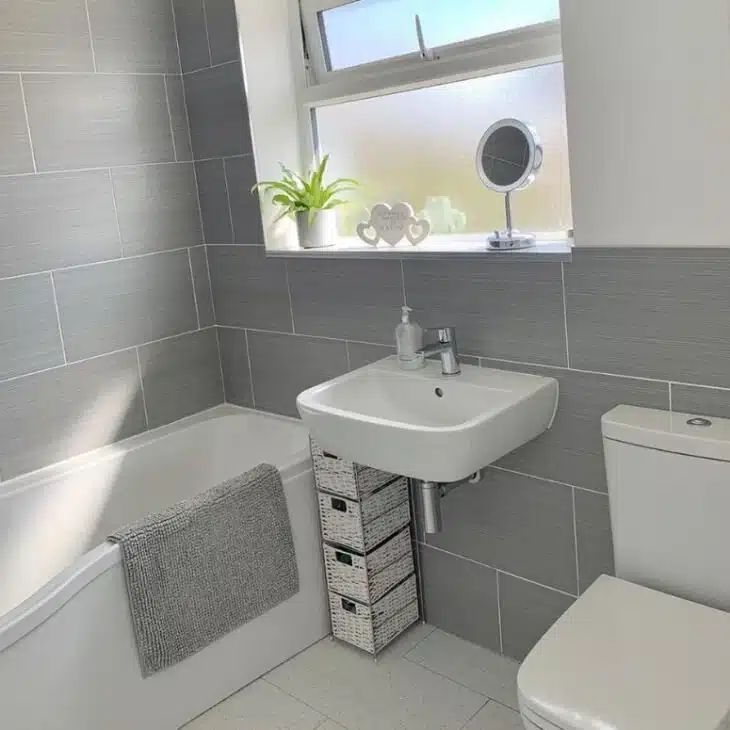 Gray Bathroom: 70 Inspirations Showcasing Its Versatility 7 Banheiro cinza estiloso com detalhes criativos.