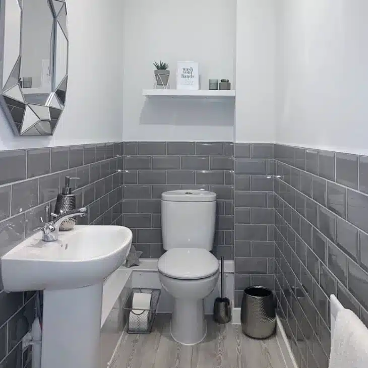 Gray Bathroom: 70 Inspirations Showcasing Its Versatility 9 Exibição de um banheiro decorado com cinza.