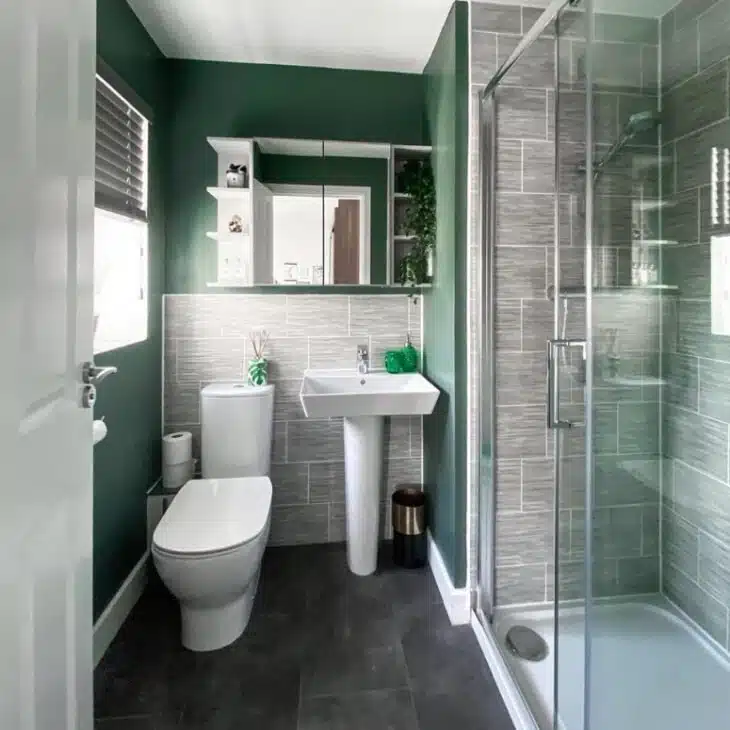 Gray Bathroom: 70 Inspirations Showcasing Its Versatility 2 Banheiro cinza espaçoso e sofisticado.