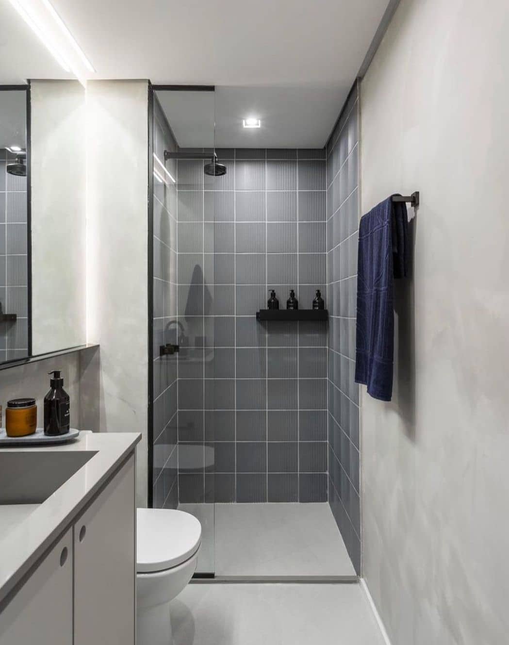 85 Functional Ideas for Small Bathrooms 10 Incluir o vaso sanitário embaixo da pedra alongada é uma opção