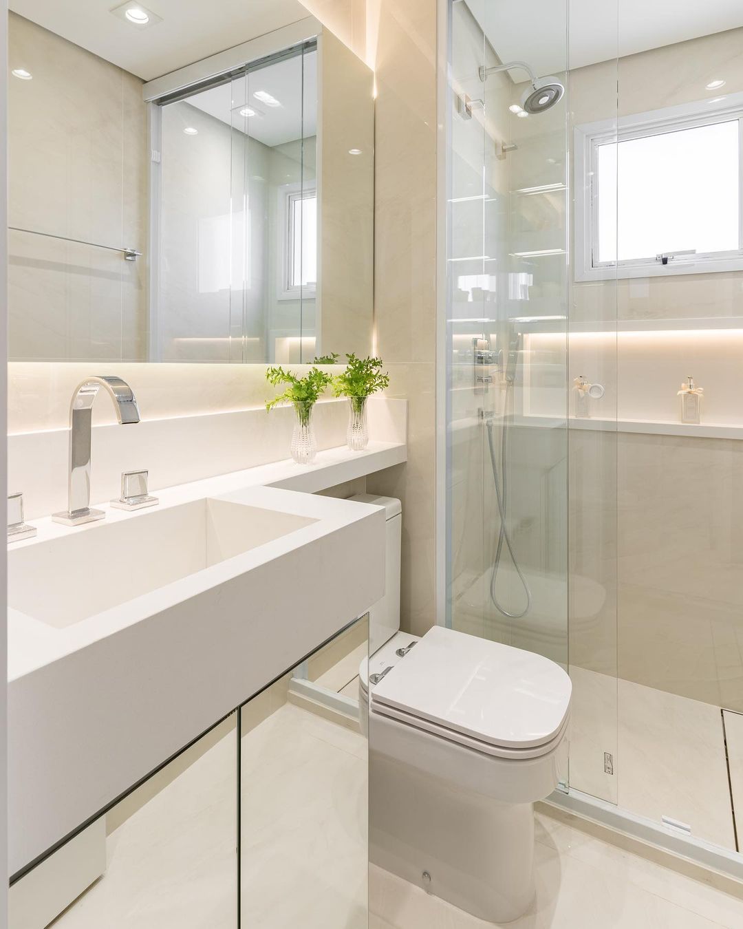 85 Functional Ideas for Small Bathrooms 2 E a escolha de cores claras ajuda na sensação de amplitude