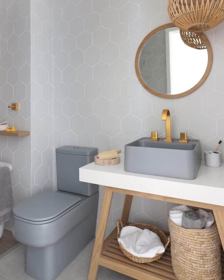 85 Functional Ideas for Small Bathrooms 9 Os revestimentos podem trazer um ar moderno