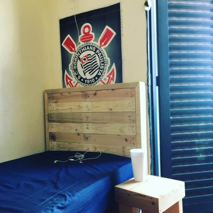 Cabeceira de pallet ideal para camas de solteiro.