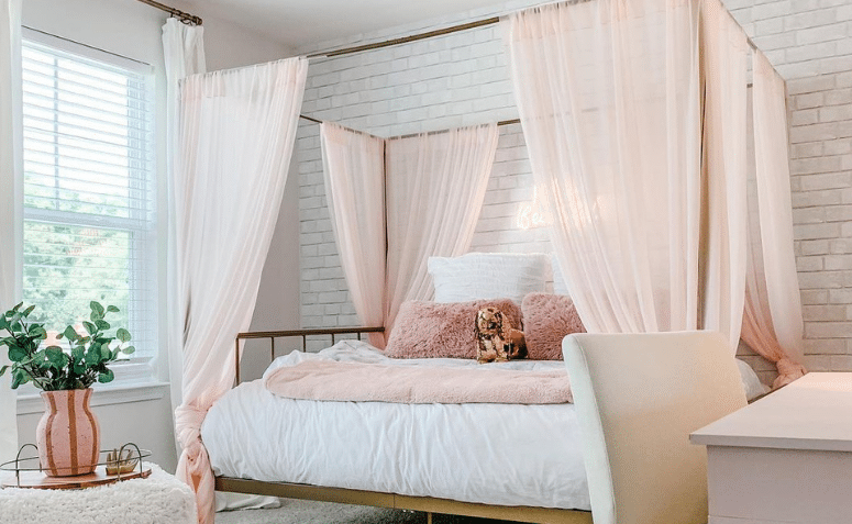 Modelo de cama com dossel que exibe elegância.