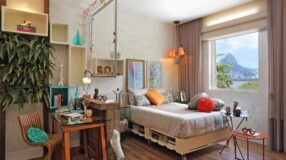 Foto de cama de pallet feita com materiais recicláveis.