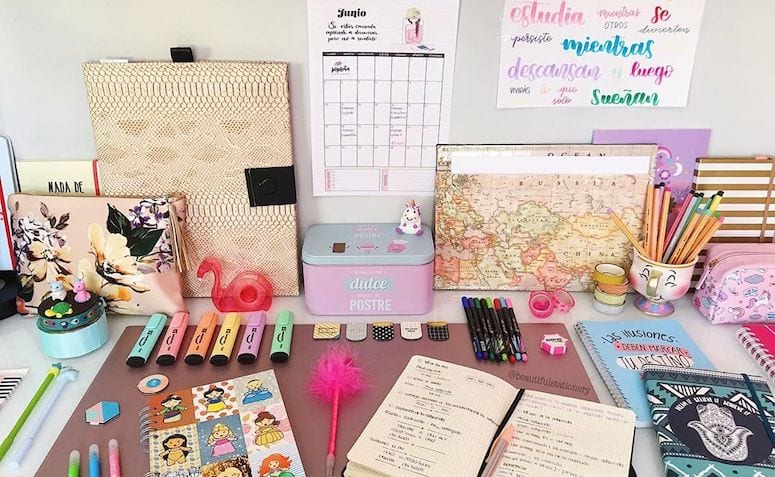 70 Ideas to Style Your Study Space 3 A imagem mostra um cantinho de estudo bem arrumado com uma mesa e cadeira confortáveis, ideal para estimular a concentração.