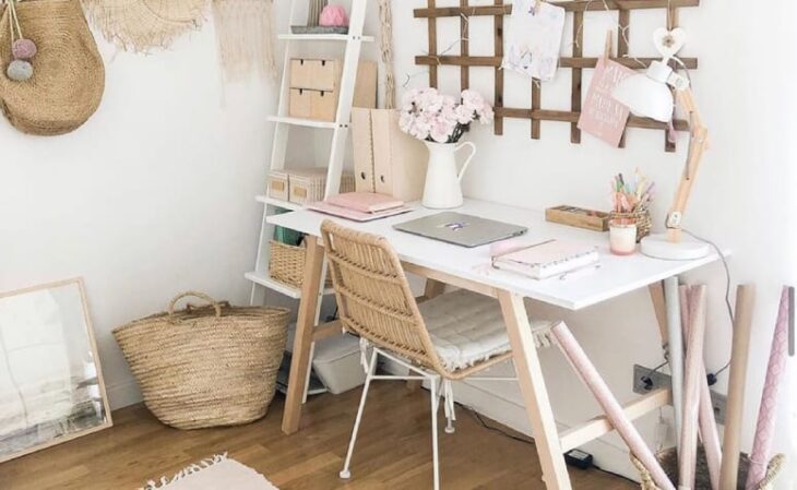 70 Ideas to Style Your Study Space 9 Este cantinho de estudo é iluminado, possui uma mesa com elementos de organização e um ambiente agradável.