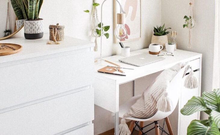 70 Ideas to Style Your Study Space 10 Imagem de outro cantinho de estudo, focando na disposição da mesa e da luz natural entrando pela janela.