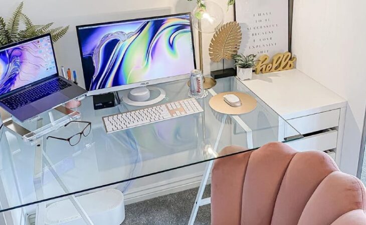 70 Ideas to Style Your Study Space 2 Nesse cantinho de estudo, nota-se a mesa bem organizada, reforçando a ideia de um espaço propício ao aprendizado.