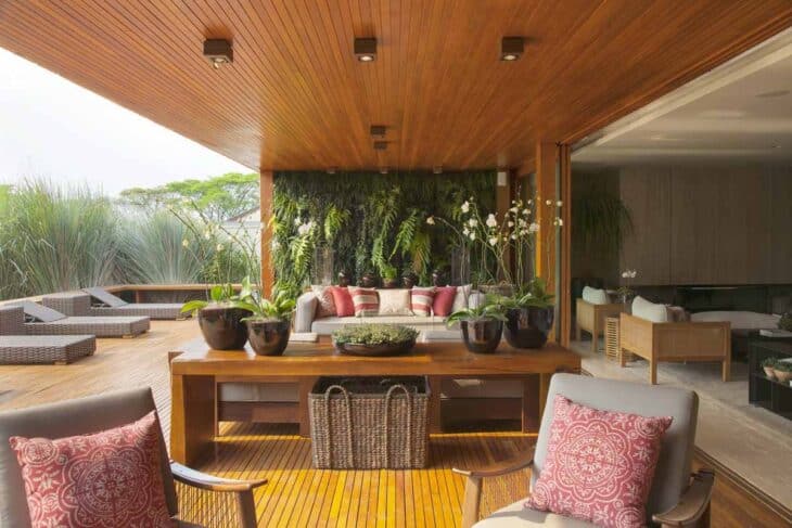 78 Cozy and Fresh House with Balcony Inspirations 5 A varanda como extensão do living.
