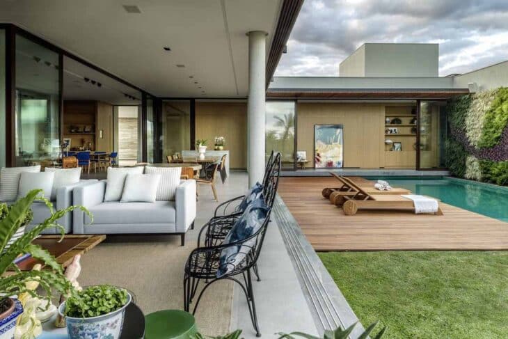 78 Cozy and Fresh House with Balcony Inspirations 7 Um grande espaço de convivência e lazer.