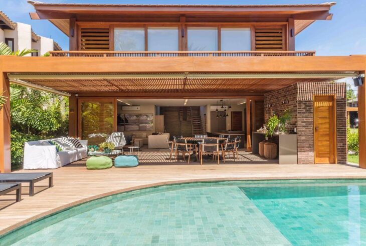 78 Cozy and Fresh House with Balcony Inspirations 2 Linhas retas e modernas para a tradicional varanda.
