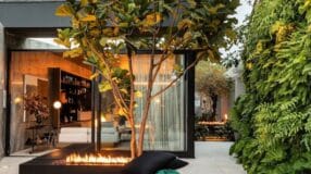 40 Small House Projects for Your Dream Home 5 Foto de uma casa pequena e moderna.