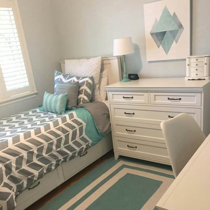 apesar dos modelos antigos ainda fazerem sucesso, existem opções mais modernas, com design minimalista ou contemporâneo, capaz de transformar a decoração do quarto.