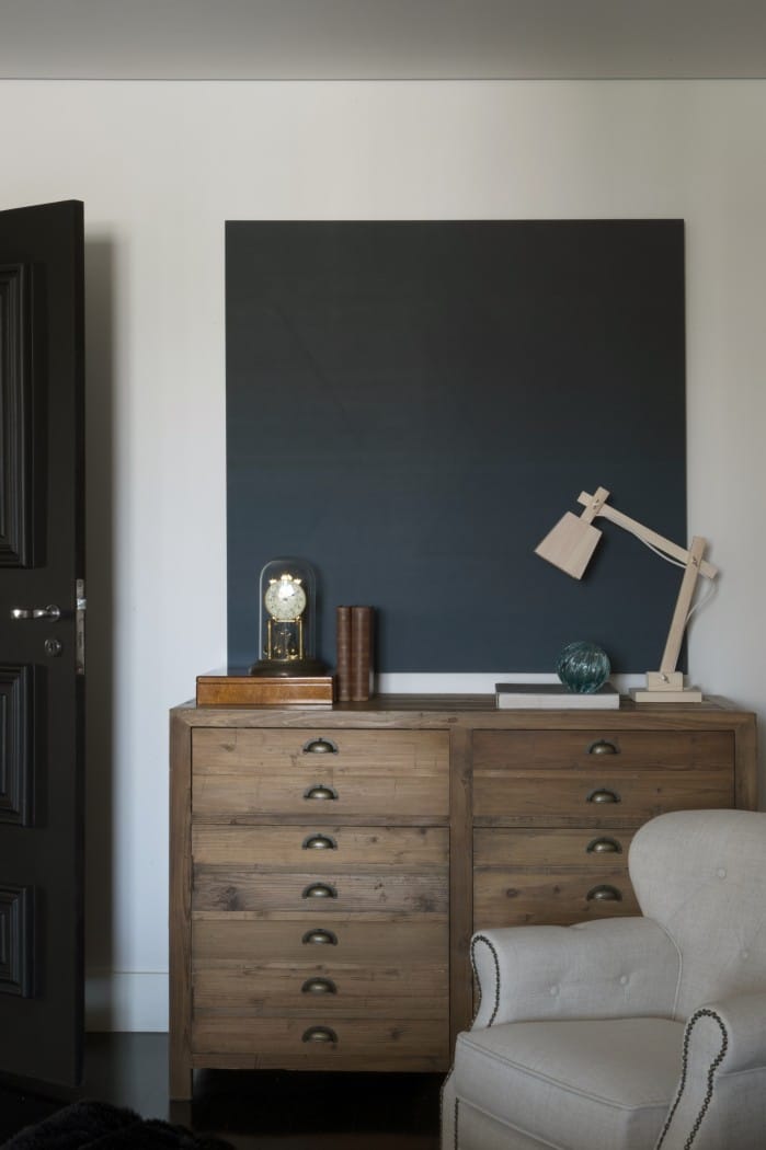 ao compor a decoração de outros espaços dentro deste ambiente, complementa o visual, além de garantir espaço extra de armazenamento.