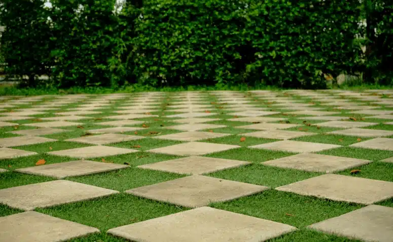 Concregrama: Benefits and 50 Inspiring Application Ideas 3 Concregrama é um revestimento utilizado na pavimentação de áreas externas, como jardins e garagens.