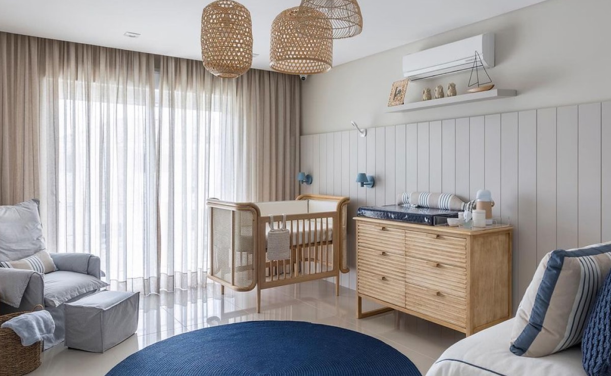Cortina para quarto de bebê em um ambiente de tons neutros.
