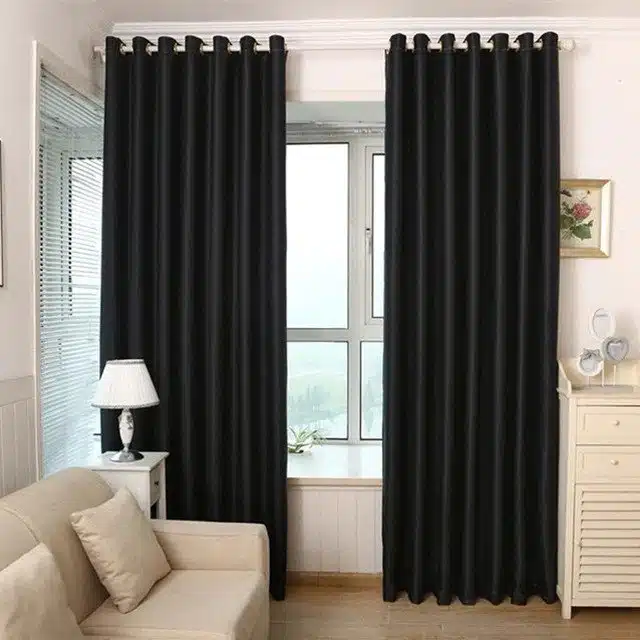 35 Chic Black Curtain Designs for a Luxurious Home 5 Cortina preta com um formato específico, trazendo um toque de sofisticação.