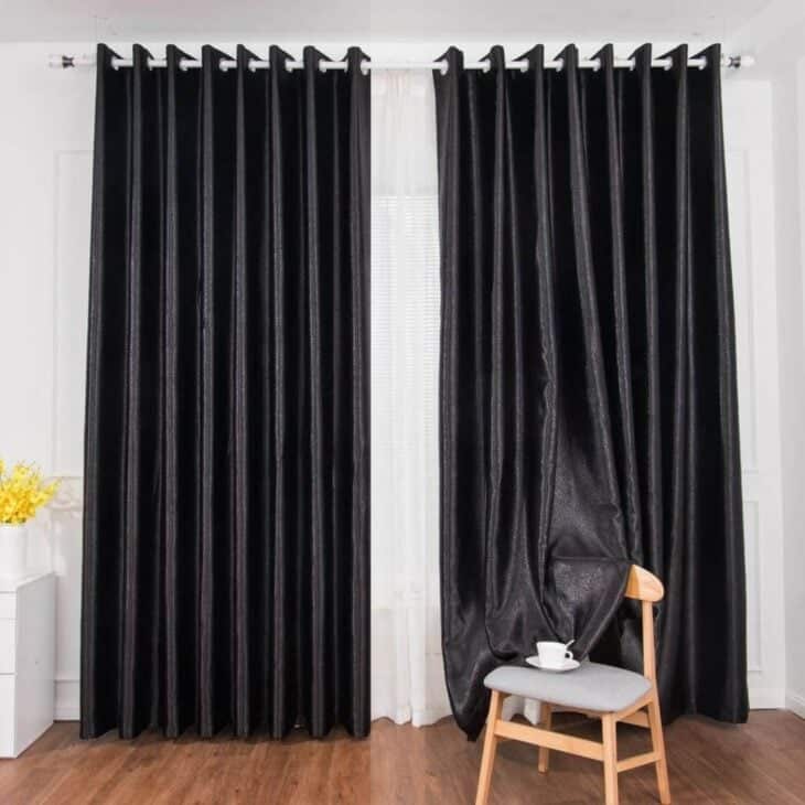35 Chic Black Curtain Designs for a Luxurious Home 10 Cortina preta combinada com tecido claro, permitindo a entrada de luz natural.