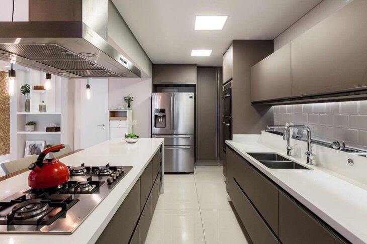 55 Planned Kitchen Island Designs to Ignite Your Inner Chef 7 Cozinha planejada com ilha e bancada
