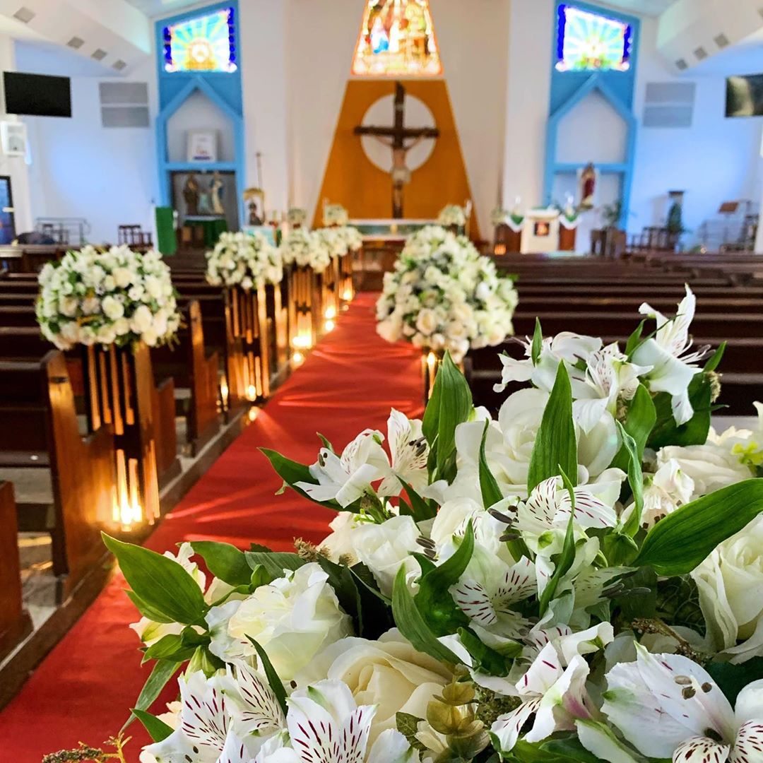 Wedding Decoration: 90 Ideas to Brighten Your Big Day 9 AS FLORES SÃO CLÁSSICAS NA DECORAÇÃO DA IGREJA