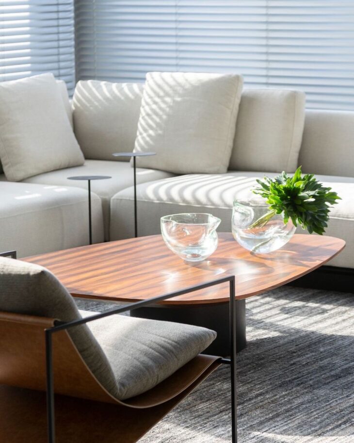Adding Personality to Your Living Room with Decorative Accents 9 Decoração com enfeites