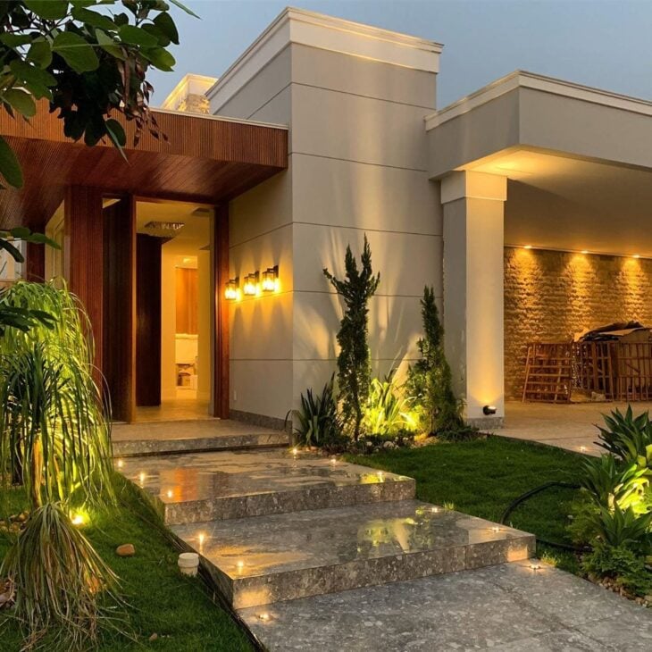40 House Entry Ideas for a Fabulous Front Facade 7 São vários recursos que podem ser explorados para destacarem a porta principal – plantas, platibandas, revestimentos, caminhos e degraus são ótimos para compor essa parte essencial de qualquer lar.