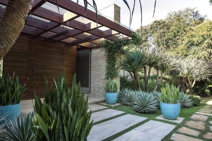 40 House Entry Ideas for a Fabulous Front Facade 10 A especialista Andressa Oliveira é arquiteta e urbanista, com master em arquitetura e lighting design.