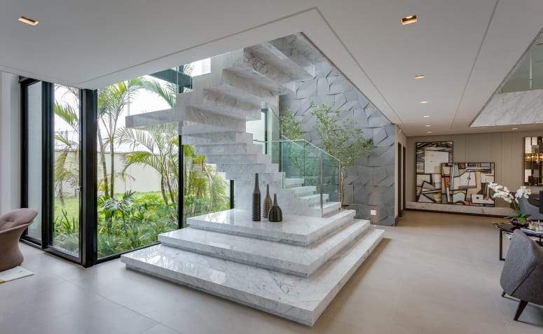 60 Stunning Modern Staircases That Are Works of Art 3 Escadas modernas sendo analisadas com atenção.