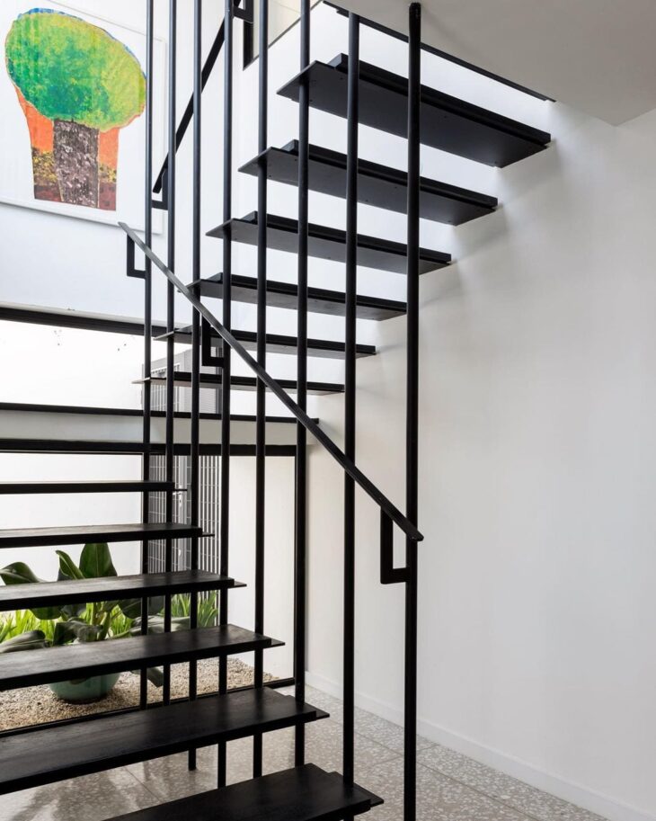 60 Stunning Modern Staircases That Are Works of Art 5 Uma escada que se torna o foco de atenção na decoração.