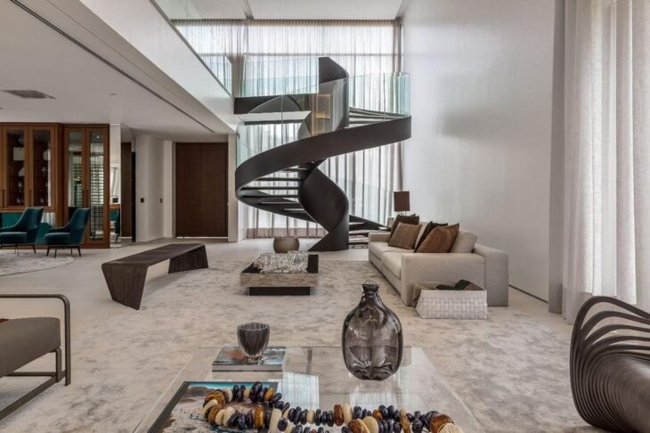 60 Stunning Modern Staircases That Are Works of Art 10 Escada como destaque na sala de estar.