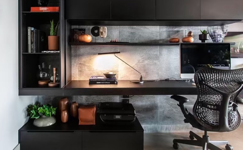 60 Models of Black Desks to Personalize Your Home Office 3 Moderna, neutra e elegante, a escrivaninha preta é um móvel que se adapta facilmente a qualquer estilo de decoração.