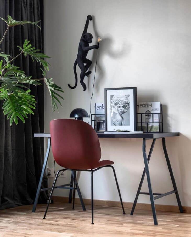 60 Models of Black Desks to Personalize Your Home Office 9 Uma peça funcional para o quarto
