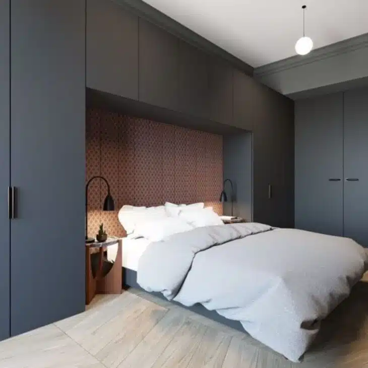 Guarda-roupa com prateleiras em toda a extensão, ideal para espaços pequenos.