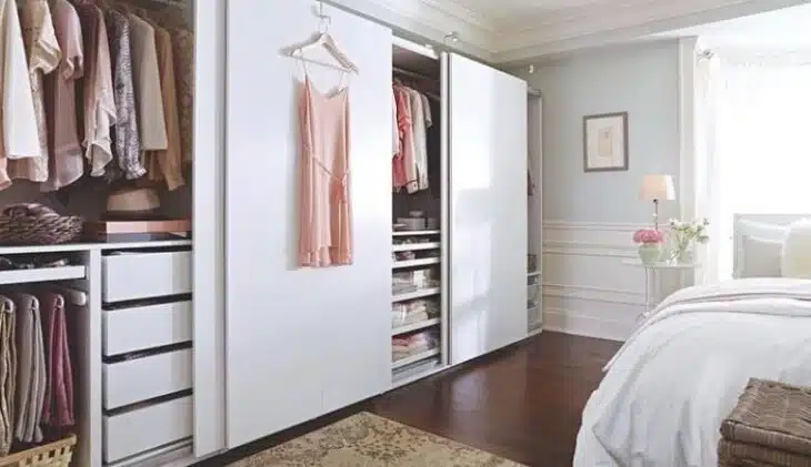 Guarda-roupa planejado com portas espelhadas que aumenta a sensação de espaço.