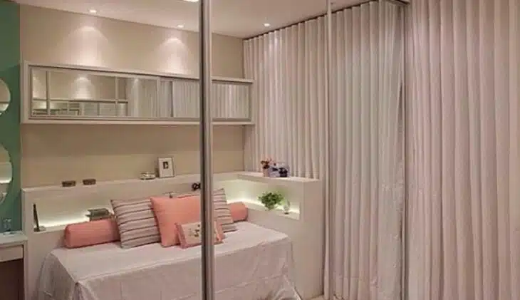 Guarda-roupa planejado com design moderno e elegantes portas de correr.