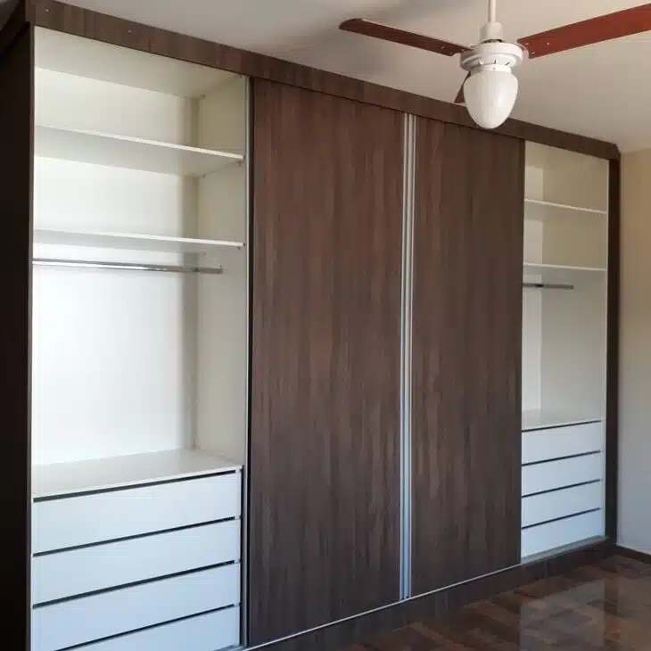 Guarda-roupa com gavetas amplas para organização optimal.