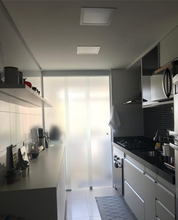 Uma boa opção para manter a cozinha iluminada, mas ainda esconder as baguncinhas da lavanderia, é optar por películas jateadas.