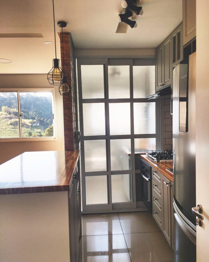 Esse tipo de porta é recomendado para ambientes de dimensões menores.