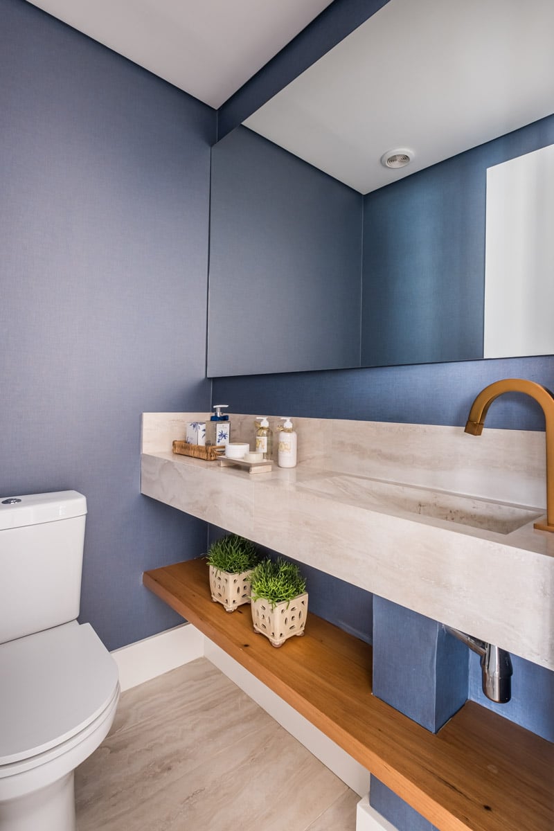 Travertine Porcelain: Timeless Beauty and Versatility 2 Lavabo com piso de madeira, paredes azuis e cuba em porcelanato marmorizado